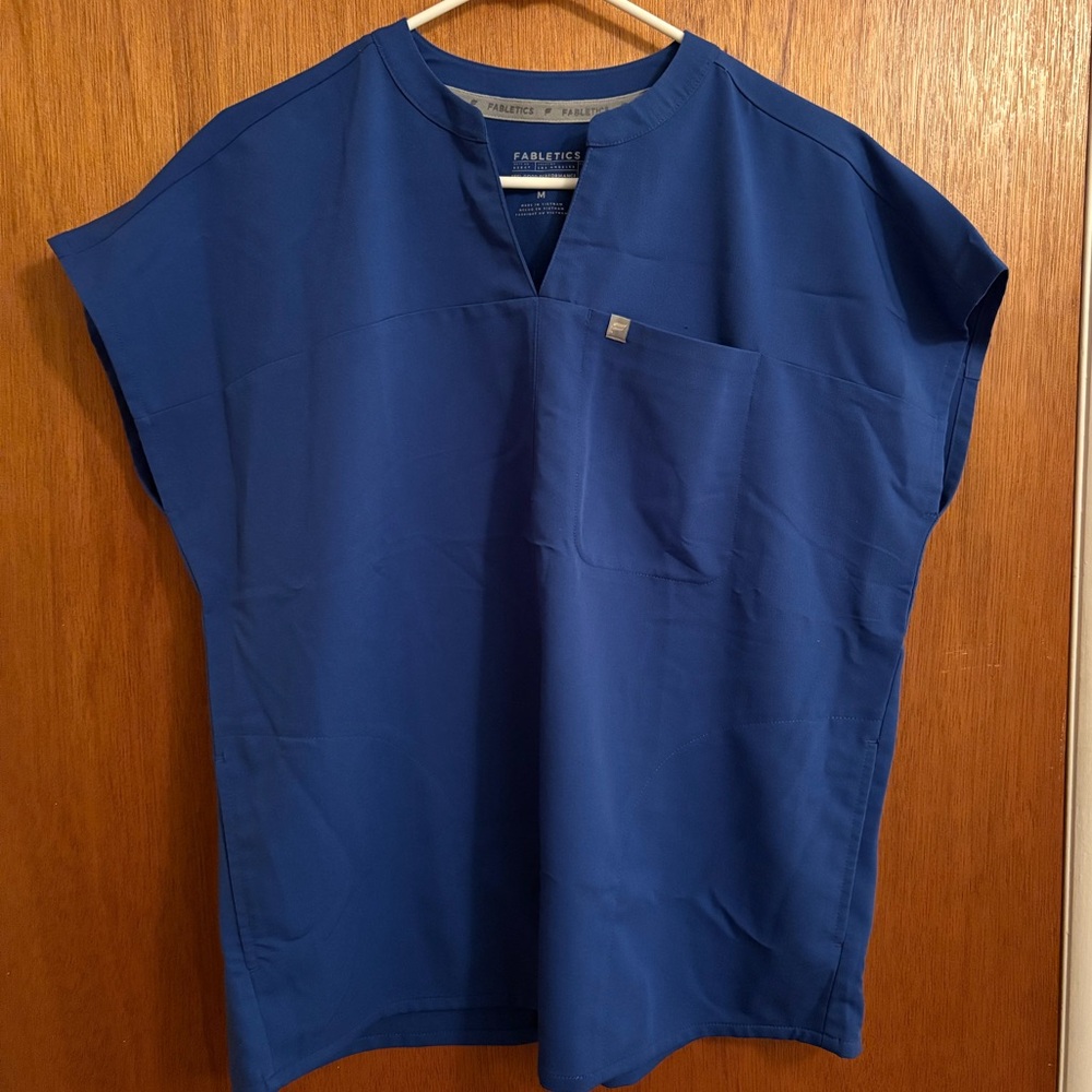 Fabletics Evolve 3-Pocket Scrub Top